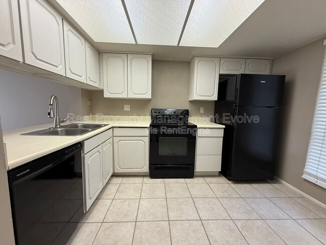 Foto del edificio - 815 E Grovers Ave