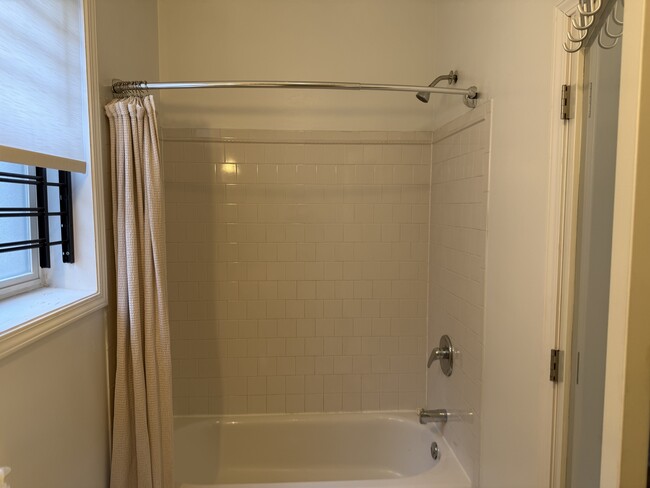 Master bathroom - 741 Brummel St