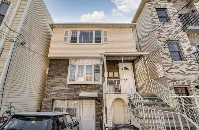 Building Photo - 194 Hancock Ave