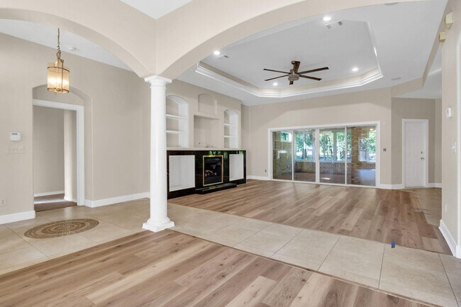 Building Photo - 1630 Oakmont Cir