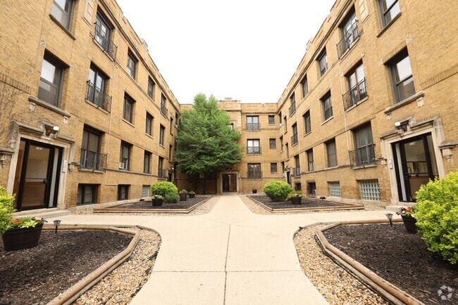 Building Photo - 724 W Roscoe St