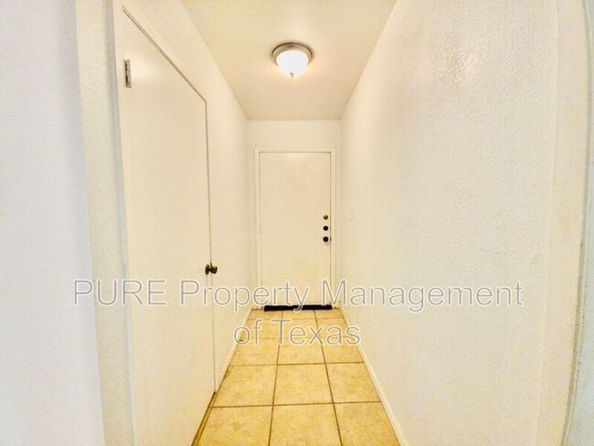 Building Photo - 3000 Lakeside Dr