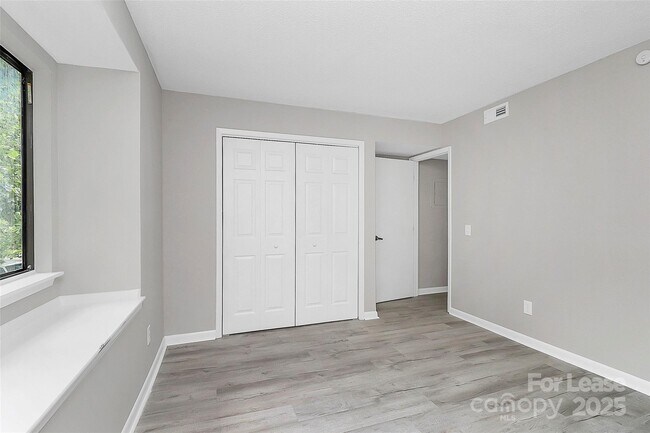 Foto del edificio - 3240 Heathstead Place