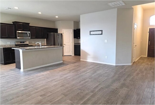 Foto del edificio - 6911 Brisco Rd