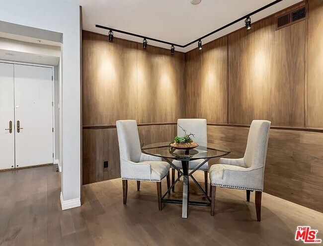 Foto del edificio - 930 N Doheny Dr