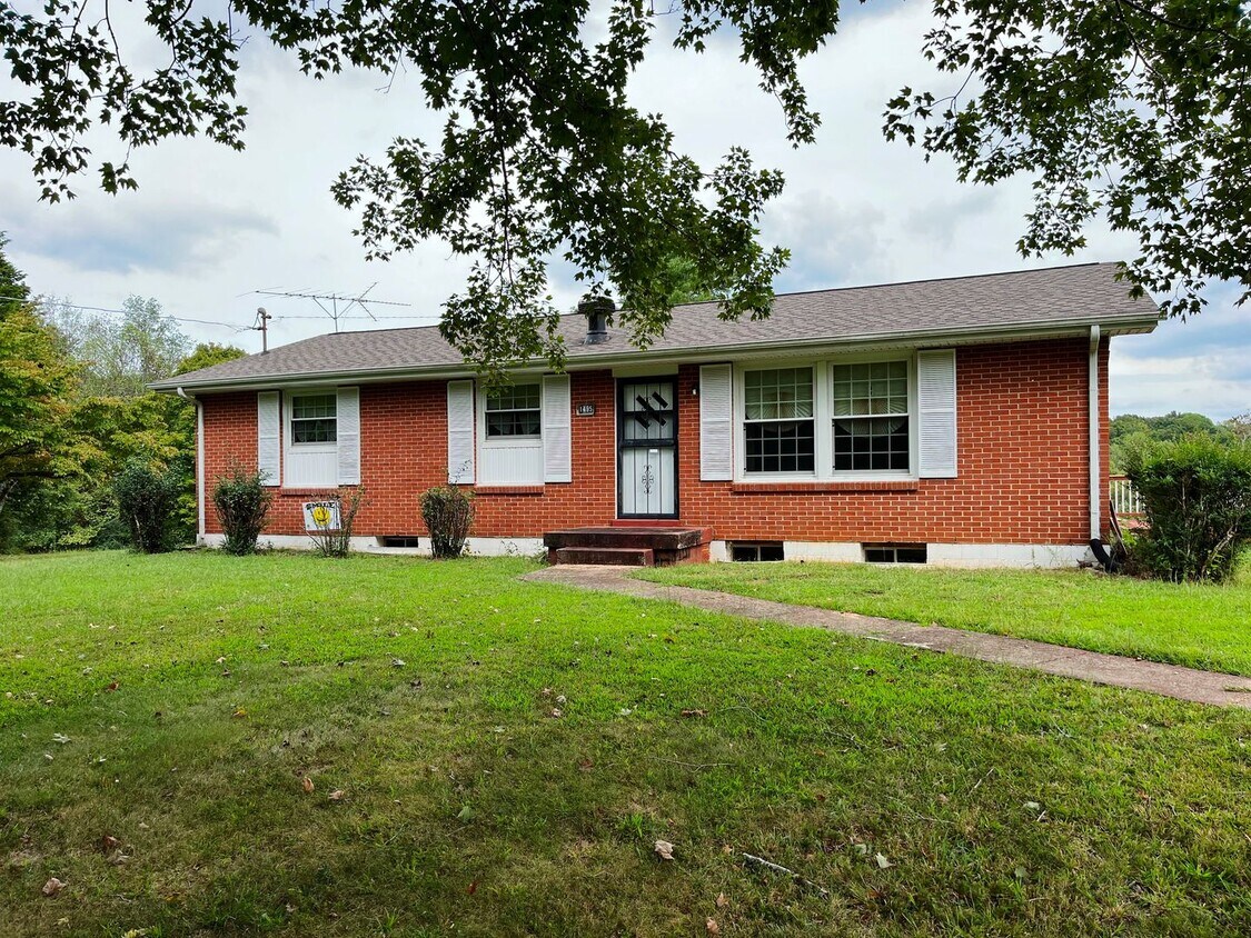 Primary Photo - Great Home In the Country!