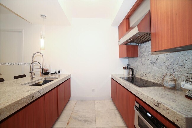 Foto del edificio - 9705 Collins Ave