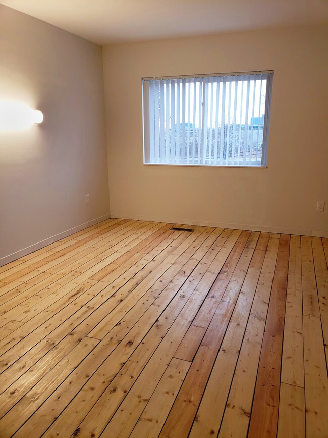 ¡Pisos de madera - Amber Town Center Townhomes & Lofts