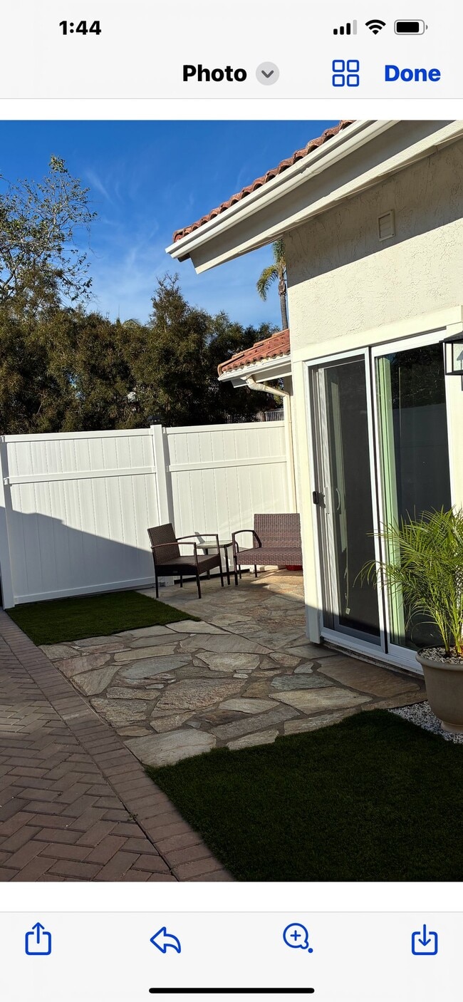 Building Photo - 742 Poinsettia Park S