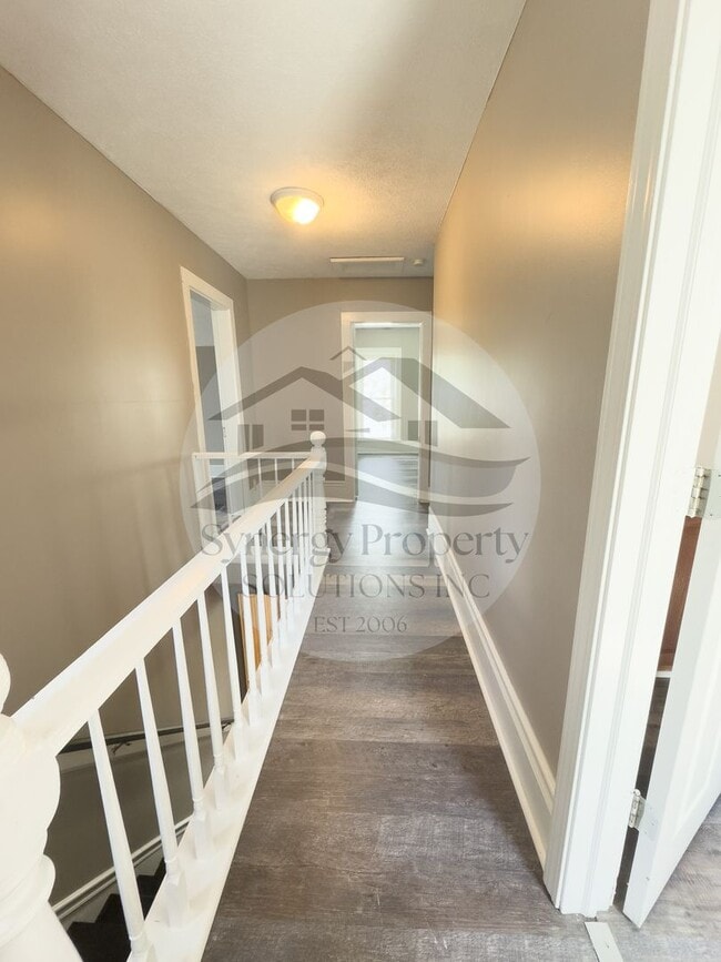 Building Photo - LARGE CRESTLINE HOUSE
