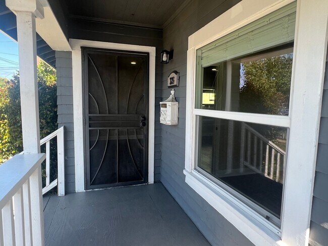 Foto del edificio - Craftsman Beauty with Upgrades | 2 Bed | 1...