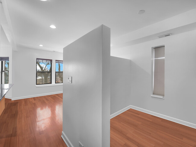 Foto del edificio - 3756 N Bernard St