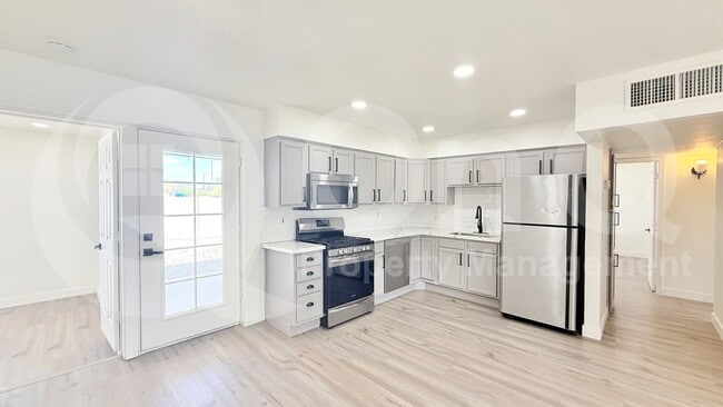 Building Photo - 726 E Vista Del Cerro Dr