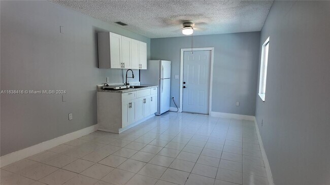 Foto del edificio - 18901 NW 77th Ct