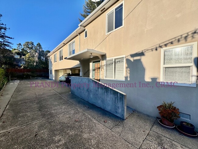 Building Photo - 2nd Floor Apartment in Small Building with...