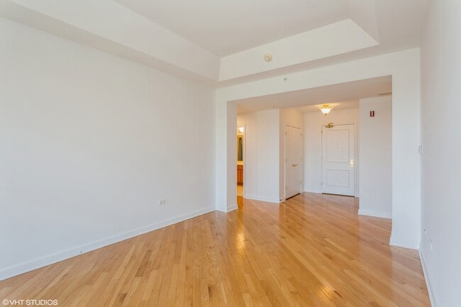 Building Photo - 2660 Summit Dr