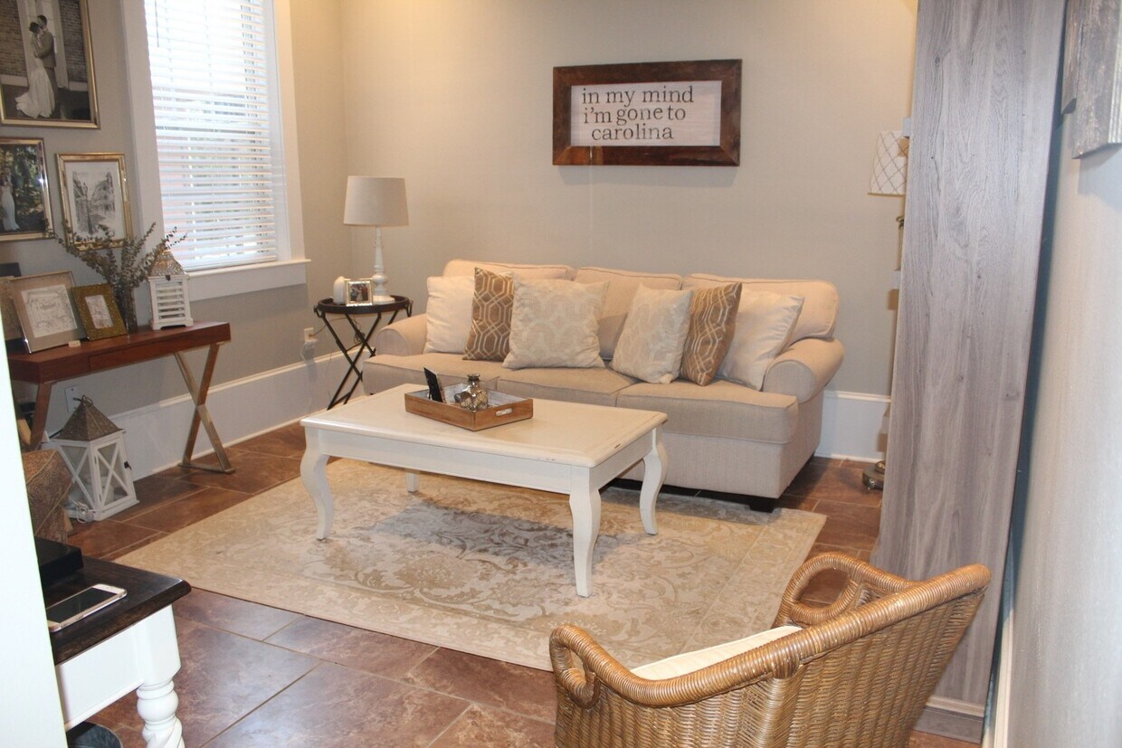 Foto principal - 6050 Laurel St