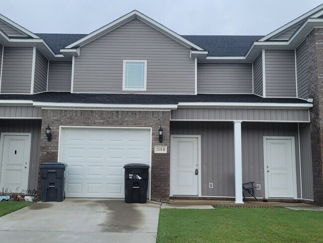 Building Photo - Beautiful 2 Bedroom/2.5 Bathroom Townhome ...