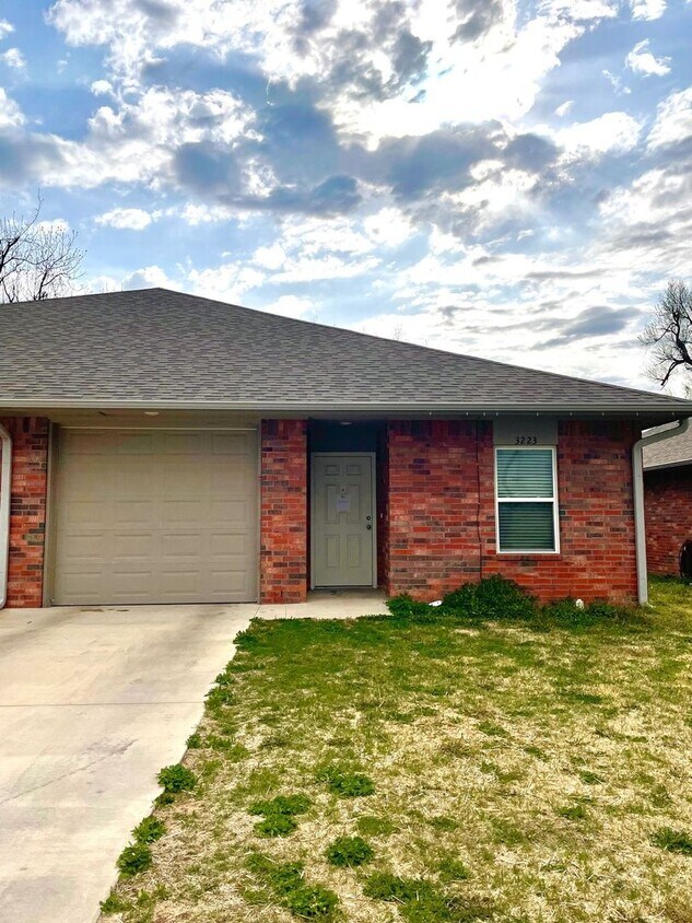 Primary Photo - Emerson Duplex - B