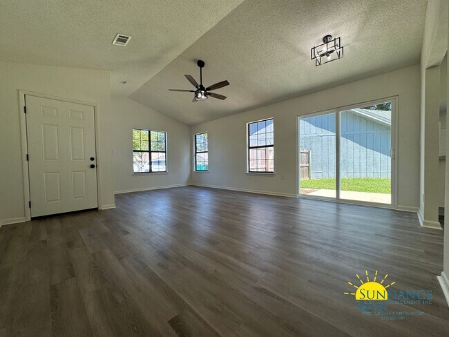 Foto del edificio - Newly Renovated 3-Bedroom Home in Hidden T...