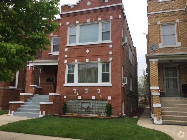 Building Photo - 5312 W Wrightwood Ave