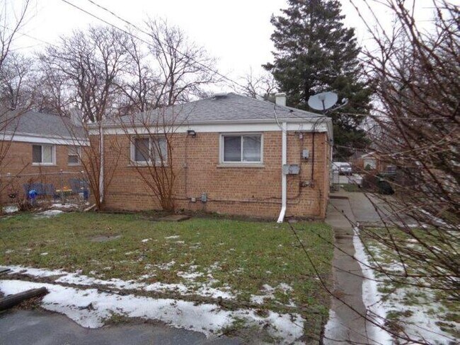 Building Photo - 14414 University Ave