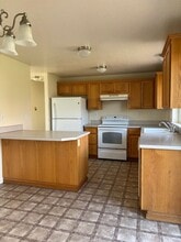 Building Photo - 912 SW Tomahawk Pl