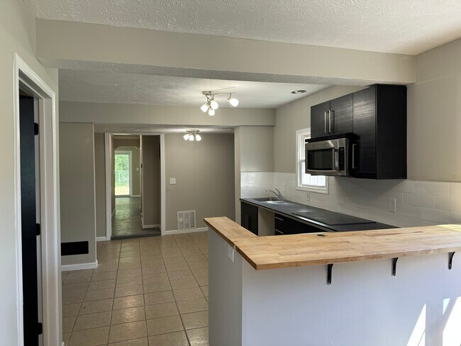 Large kitchen with eat-in bar countertop - 36229 N Riverview Dr