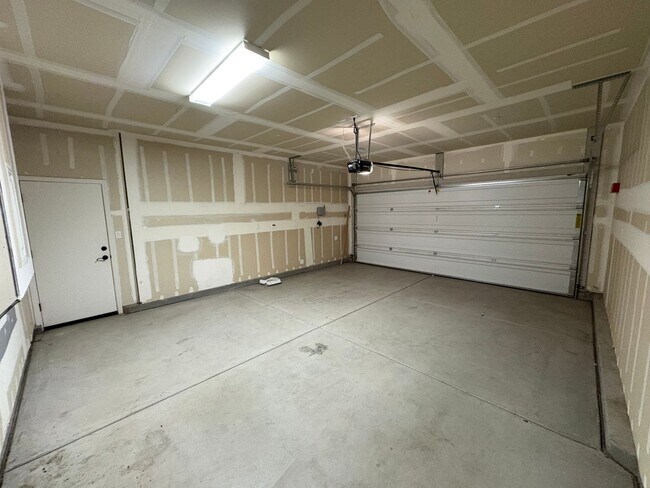 Foto del edificio - Lovely SE Tulare available now!