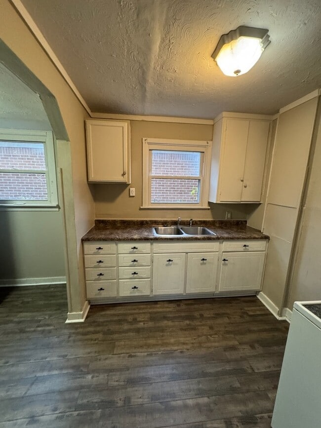 Building Photo - 1024 Leslie St