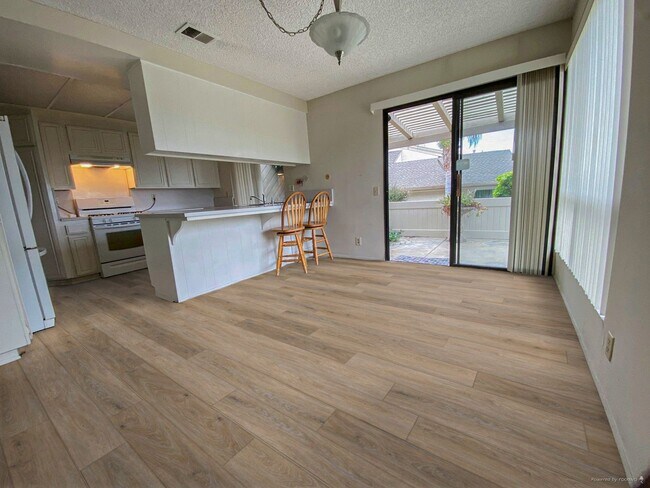 Foto del edificio - SINGLE LEVEL UNIT IN SMOKETREE Community!! Must see!