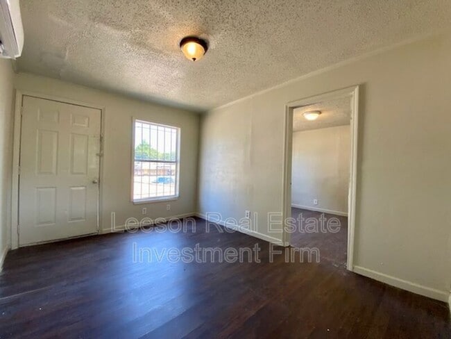 Building Photo - 517.5 Stoner Ave