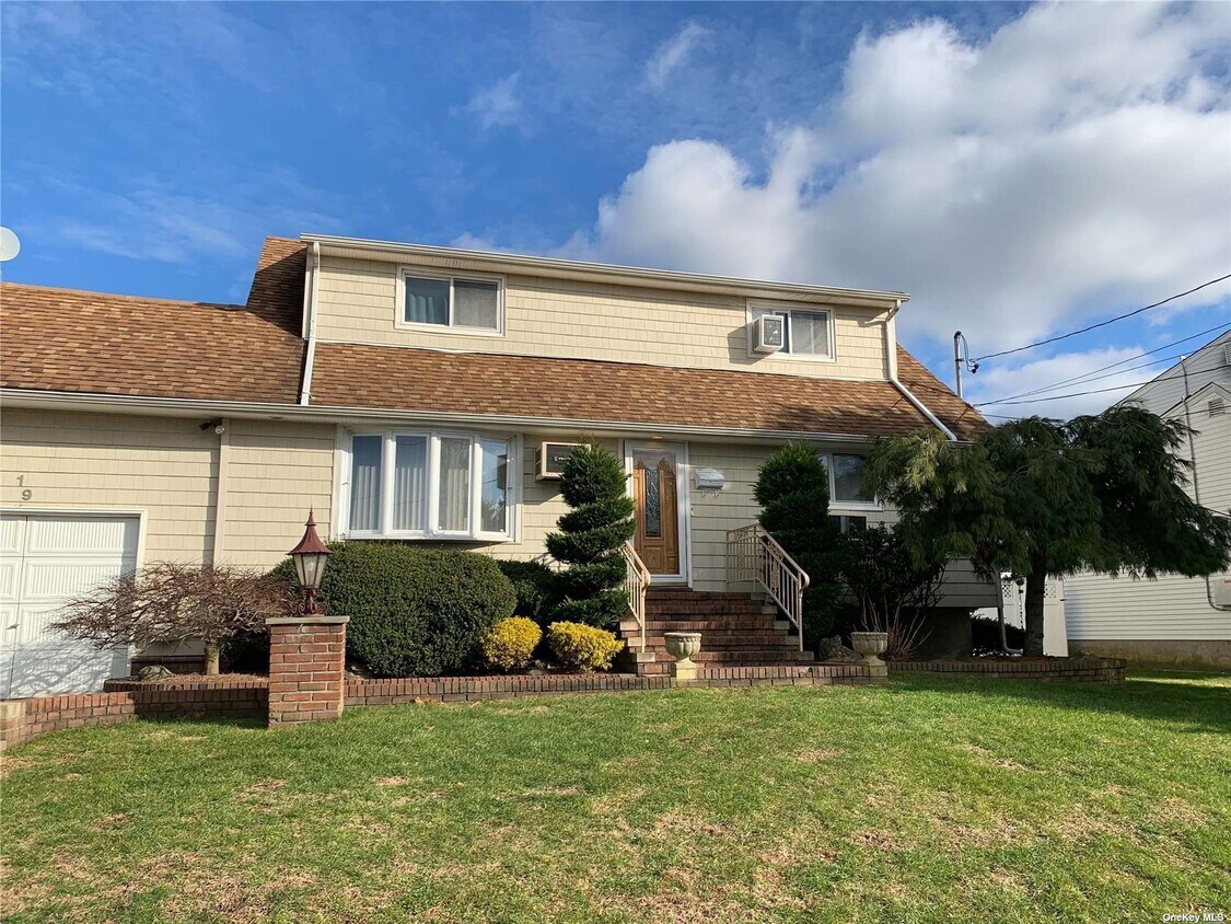 19 Cherwal St Unit 1, West Babylon, NY 11704 Room for Rent in West