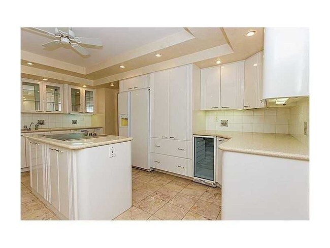 Building Photo - 10155 Collins Ave