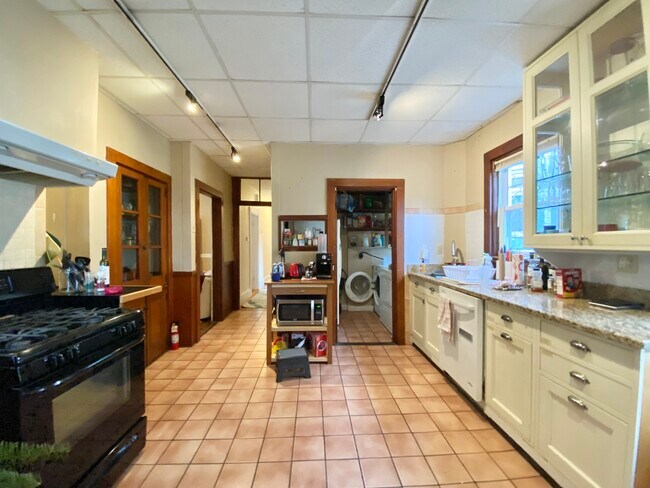 Building Photo - 67 Hillside St