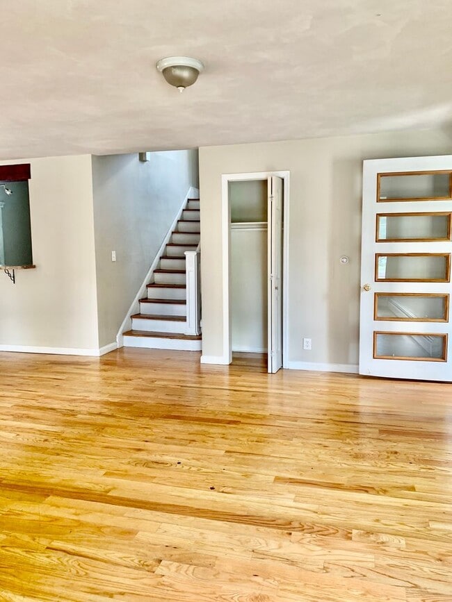 Building Photo - 329 Salt Springs Rd