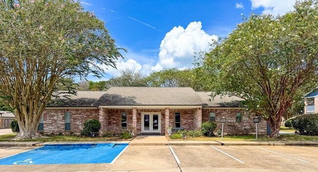 Building Photo - Brookhollow Apartments