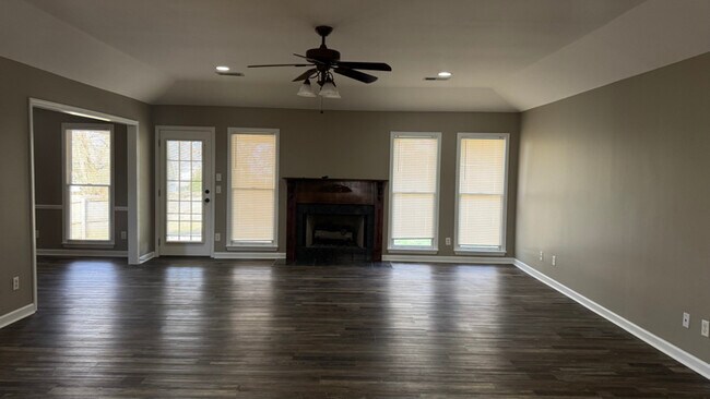 Foto del edificio - 350 Revere Rd