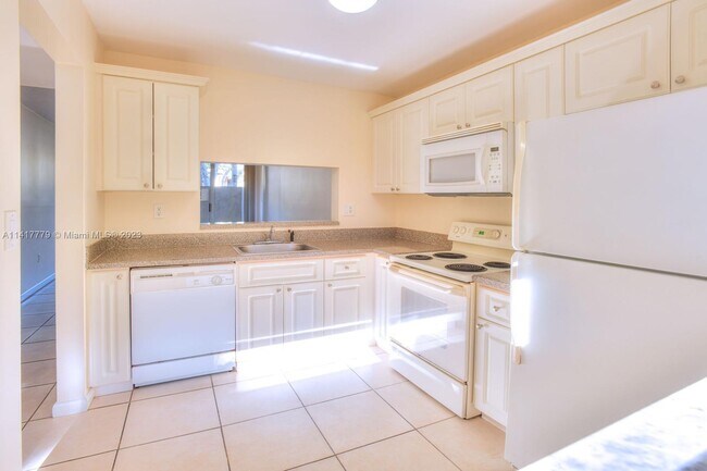 Building Photo - 10855 SW 112th Ave