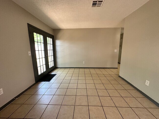Building Photo - 2 Bed Duplex OKC