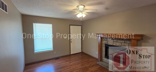 Building Photo - 3 Bedroom 2 Bathroom Duplex with 1 car garage in KCMO
