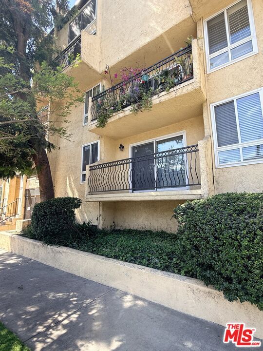 Foto del edificio - 5257 Radford Ave