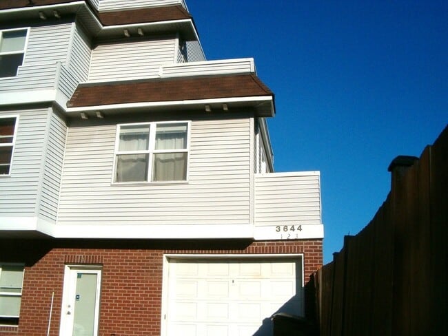 Building Photo - Large 2 bed close to South Lake union! 2 w...