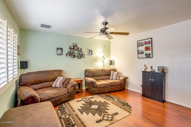 Building Photo - Charming 3-Bed, 2-Bath Home with Spacious ...