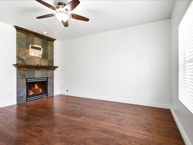 Foto del edificio - DRAPER  BEAUTIFUL 3 BED 2.5 BATH TOWNHOME
