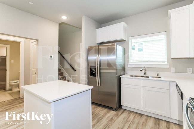 Foto del edificio - 327 Niki Dr