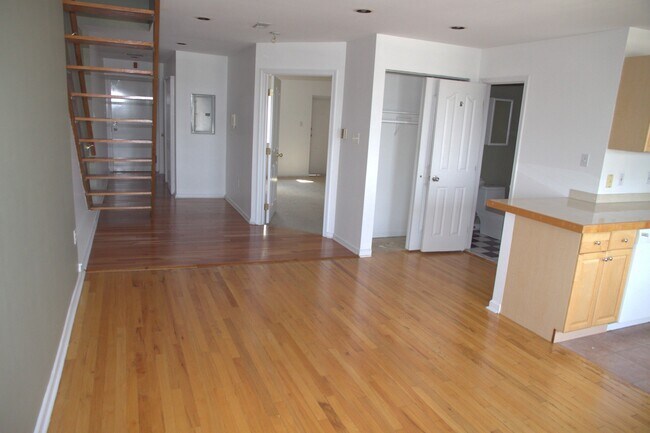 APARTMENT 3F - 524-525 S Front St