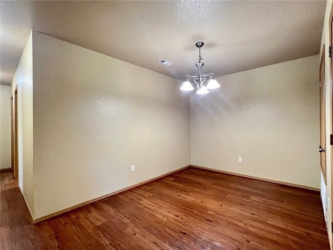 Foto del edificio - 865 Meadowlands Dr