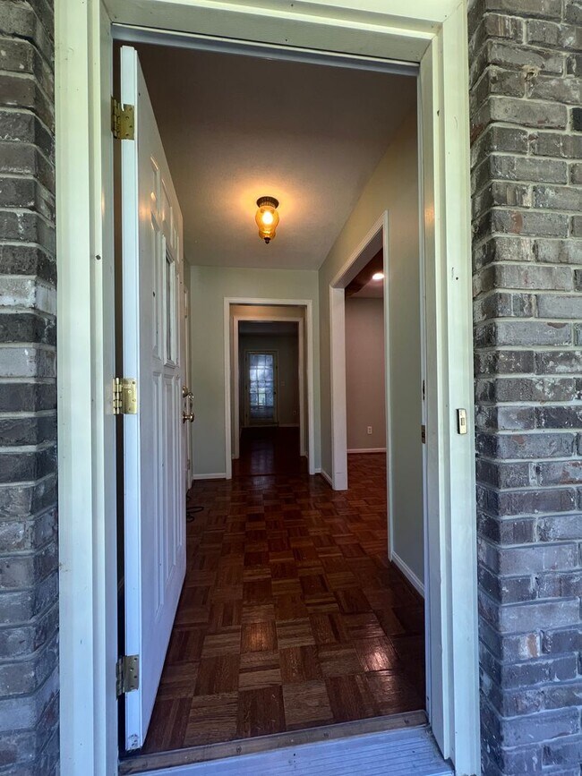 Foto del edificio - 3 bedroom 2 bathroom single level home in ...