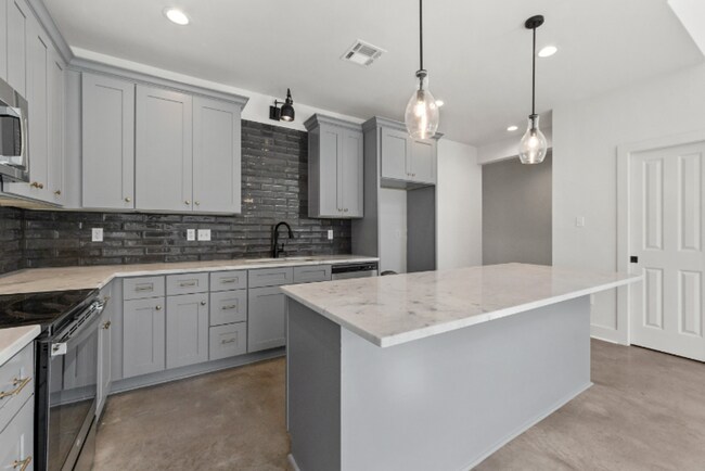 Building Photo - Enclave 3 bed 2.5 Bath